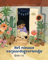 Een jongen zit op de trappen voor een deur, omringd door planten. Twee boeken met de titel 'Het nieuwe verjaardagsvriendje'.