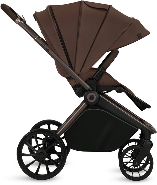 Bruine kinderwagen met grote wielen en verstelbare duwstang. Zwart frame en opbergmand.