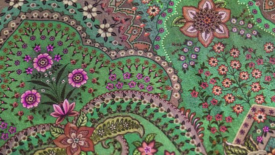 Close-up van een groen dekbedovertrek met een veelkleurige paisley print met bloemen.