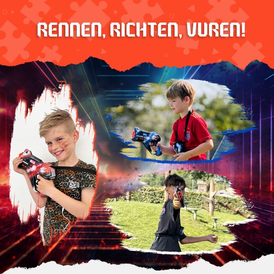 Jongens spelen met laserpistolen. Eén jongen met een rood-zwart laserpistool, een ander met een blauw-zwart pistool, en een derde met een rood-zwart pistool.