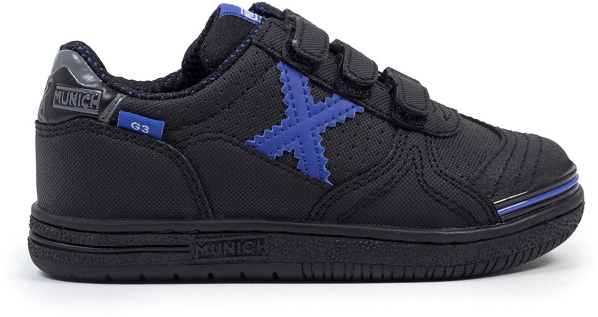 Zwarte Munich G-3 Velcro voetbalschoenen voor kinderen, versterkte constructie met blauwe details en klittenbandsluiting.