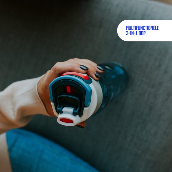 Main avec vernis à ongles bleu tenant la bouteille Kambukka bleue avec un bouchon multifonctionnel 3-en-1.