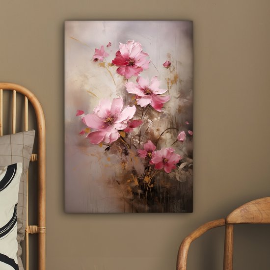 Abstract schilderij met roze bloemen op een taupe achtergrond, naast een bed.