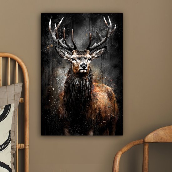 Impression abstraite de cerf élaphe avec de grands bois et un pelage brun, suspendue à un mur à côté d'un cadre de lit en bois.