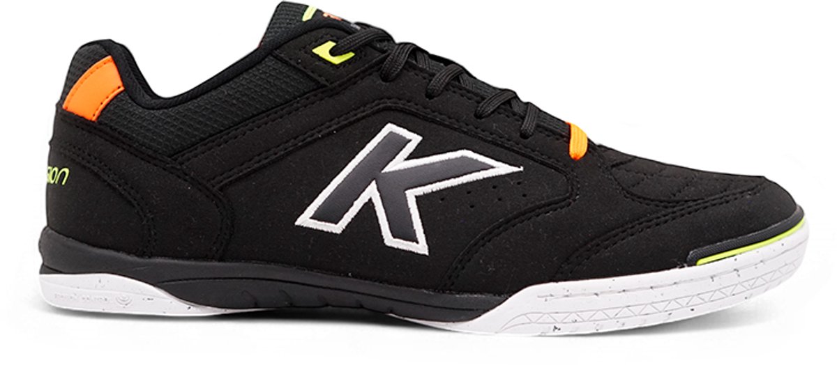 Zwarte Kelme voetbalschoenen voor mannen, EU 39, met Hisking bovenwerk en exclusieve buitenzool voor optimale prestaties.