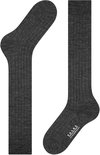 Donkergrijze, geribbelde kniekousen met FALKE logo op de kuit.