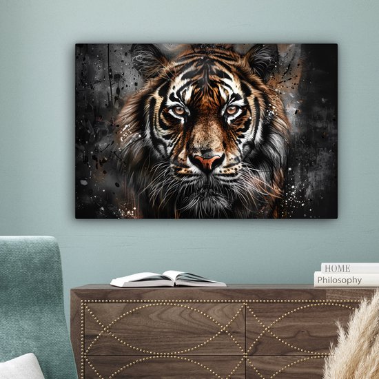 Een tijgerportret hangt boven een kast met boeken.