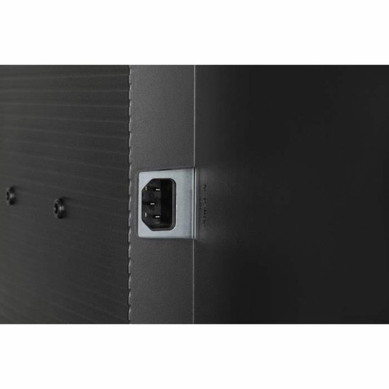 Aansluiting voor een stroomkabel aan de achterkant van een zwarte monitor.