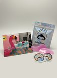 Roze herbruikbare oogpatches, twee stickers en een kaart met flamingo en zwembad, in een holografische verpakking met de tekst 'Epic Elves'.