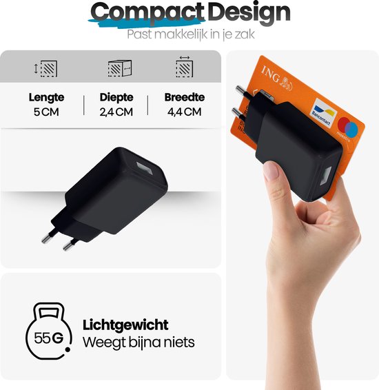 Hand houdt zwarte oplader naast creditcard. Afmetingen: Lengte 5cm, Diepte 2.4cm, Breedte 4.4cm. Lichtgewicht 55g.