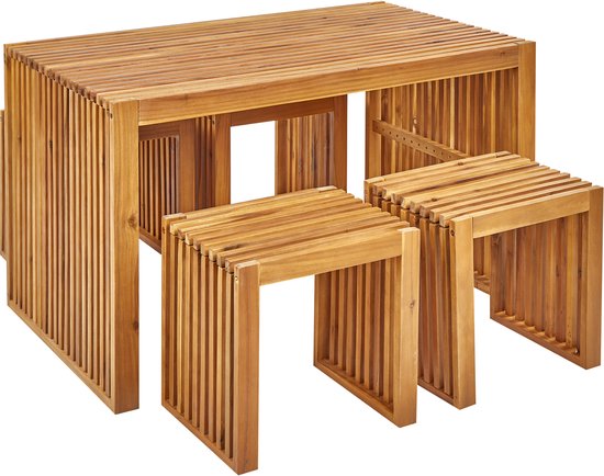 Houten rechthoekige tafel met twee krukjes die eronder passen. Allen hebben een lattenstructuur.