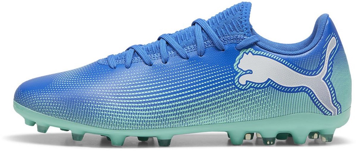 Puma Future 7 Play Mg voetbalschoenen in blauw, met een lichtgewicht synthetisch bovenwerk en elastische kraag. EU 44 1/2.