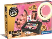 De doos van de Crazy Chic Make Up Studio met een afbeelding van het product en vrolijke meiden. Met LED ringlamp en telefoonhouder voor tutorials.
