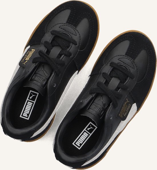 Bovenaanzicht van zwarte Puma Palermo sneakers met witte Puma-strepen en gummi zolen.