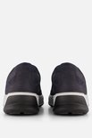 Achterkant van donkerblauwe Ecco sneakers met witte en zwarte zool.