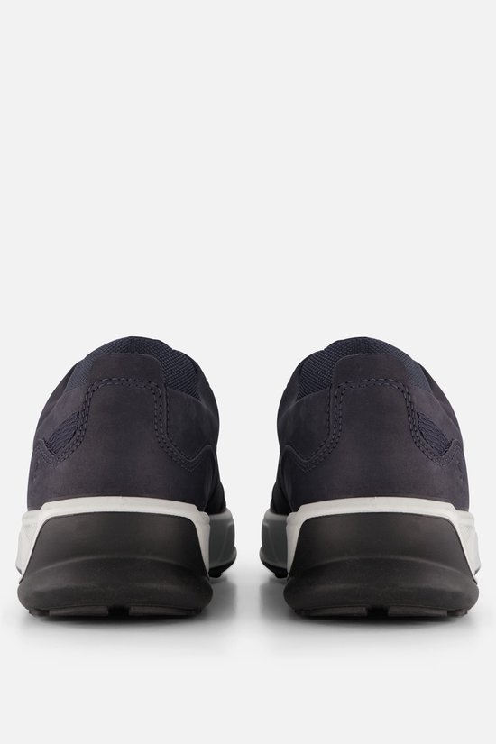 Achterkant van donkerblauwe Ecco sneakers met witte en zwarte zool.