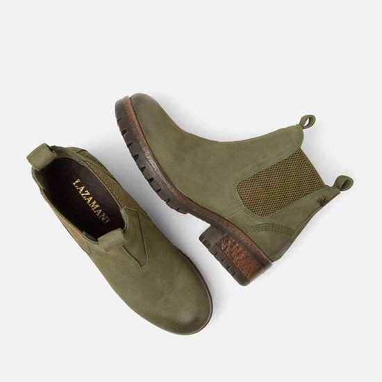 Paar groene leren chelsea boots met elastische zijpanelen en grove zolen.