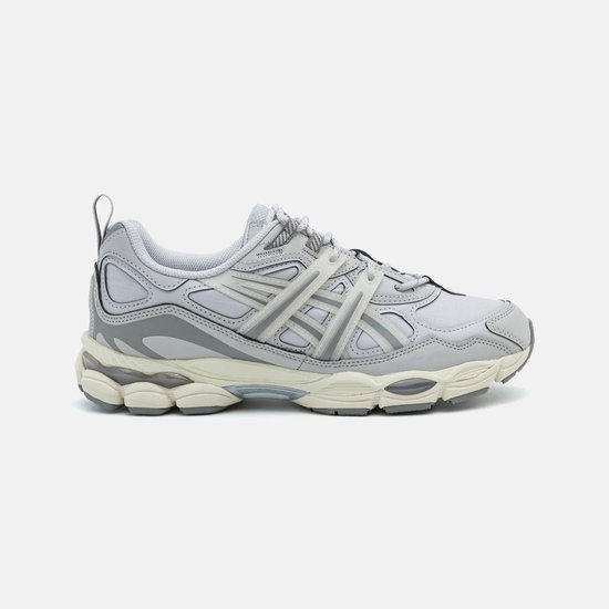 Zijaanzicht van grijze ASICS sneakers met beige en donkergrijze details.