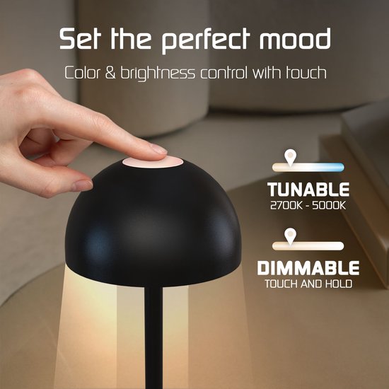 Doigt actionnant la fonction tactile sur le dessus de la lampe de table noire pour régler la couleur et la luminosité.