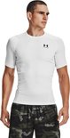 Man draagt een wit sportshirt met korte mouwen, met een zwart Under Armour logo op de borst.