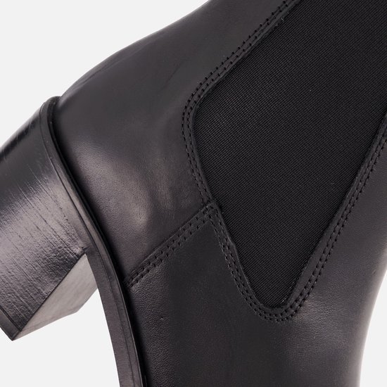 Zwarte leren Chelsea boot met elastische zijkanten en een blokhak.