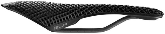 Zwart Selle Italia SLR fietszadel met een opengewerkt, honingraatachtig zitvlak en zilveren rails.