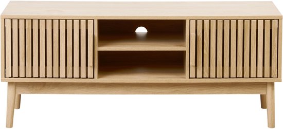 Tv-meubel van licht hout met verticale lamellen aan de zijkanten en een open middenvak.