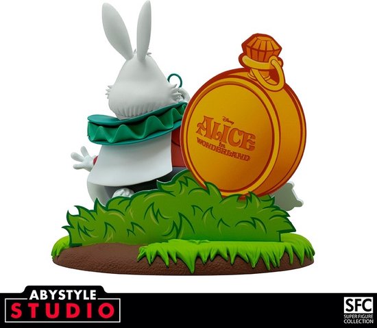 Witte konijn uit Alice in Wonderland met een grote gouden zakhorloge en groene struiken.