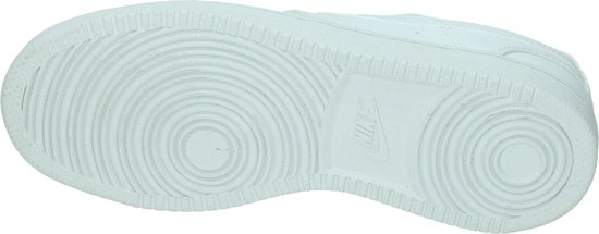 Onderkant van een witte Nike Court Vision sneaker met cirkelvormig profiel en Nike logo.