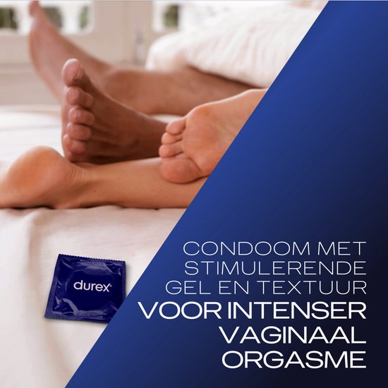 Close-up van twee paar voeten in bed, met een individueel verpakt Durex condoom ernaast.