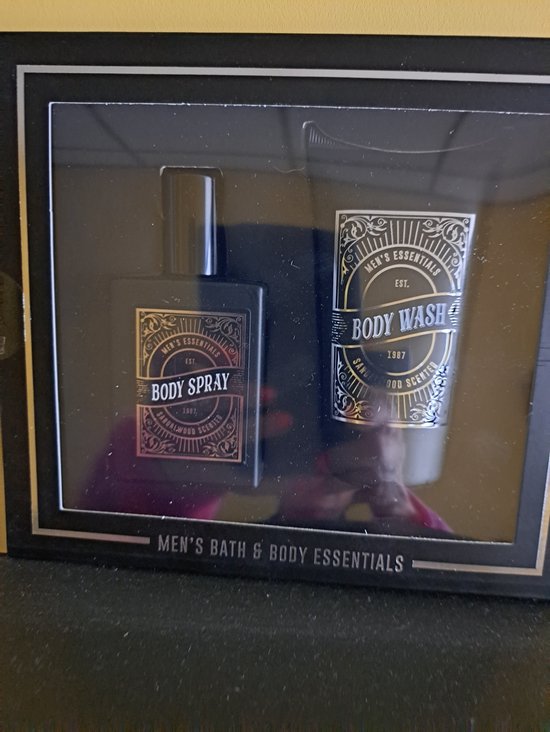 Zwarte geschenkverpakking met body wash en body spray van 'Men's Essentials', sandelhoutgeur, 'EST. 1987'.