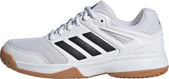 Witte indoorschoen met bruine zool, zwarte adidas strepen en veter sluiting.