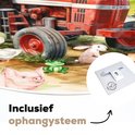 Een schattige illustratie met een rode tractor, boerderijdieren, een konijn en een kikker. "Inclusief ophangsysteem" is zichtbaar.