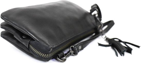 Zwarte leren clutch met franjes en ritssluiting, liggend op zijn zij.