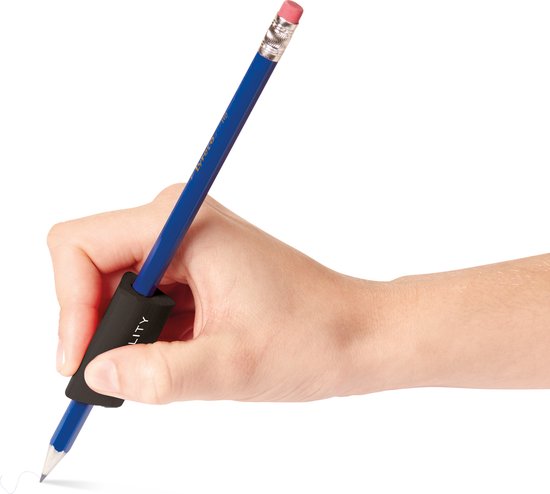 Een hand die een blauw potlood vasthoudt met een zwarte penverdikker.