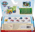 Achterkant van Paw Patrol Rocky recyclewagen verpakking. Toont Rocky en zijn truck met meertalige tekst over gerecycled plastic.