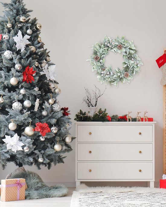 Zo blijft kerstkrans aan voordeur langer groen
