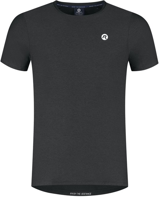 Donkergrijs sportshirt met korte mouwen, wit logo op de borst en tekst 'ENJOY THE DISTANCE' op de zoom.