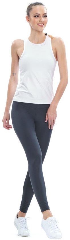Model in wit sporttopje en donkergrijs legging.