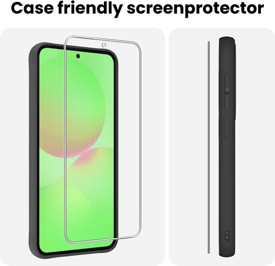 Case friendly screenprotector die op een smartphone wordt geplaatst. Zijkant toont de slanke zwarte telefoonhoes.