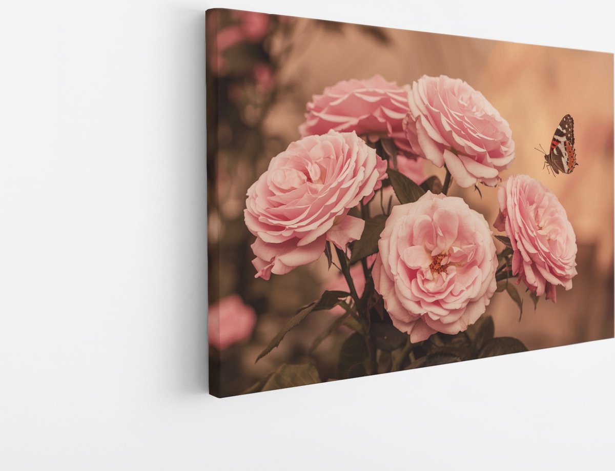 Saammp Canvas Schilderij - Vlinder bij roze rozen - Bloemen - Dieren - Natuur - 90x60 - Foto op canvas - Wanddecoratie - muurdecoratie Woonkamer - Slaapkamer decoratie - Canvas Print Multicolor