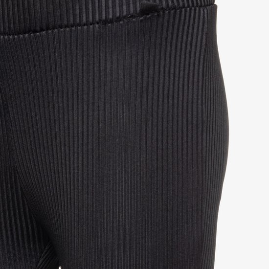 Gedetailleerde close-up van een zwarte ribgebreide stof met verticale ribbels.