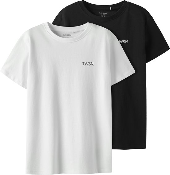 Een witte en een zwarte T-shirt met korte mouwen, beide met de tekst 'T.W.S.N.' op de linkerborst, naast elkaar.