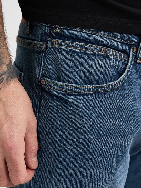 Detail van een blauwe jeans met een zak.