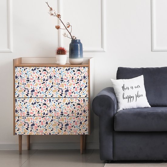 Ladefronten met een veelkleurig terrazzo-patroon van beige, blauwe, roze en zwarte spikkels op een witte achtergrond.