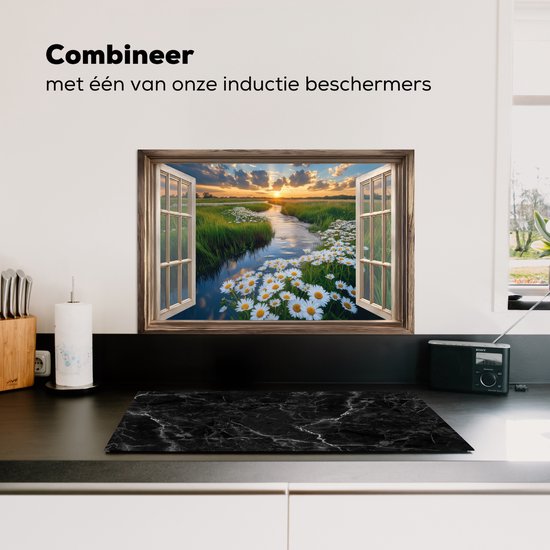 Zwarte inductiebeschermer met marmerprint, gecombineerd met een spatscherm met open raam, beekje, zonsondergang en margrieten.