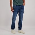 Man draagt een donkerblauwe jeans met lichte wassing en logo 'Cars Jeans' op de tailleband.