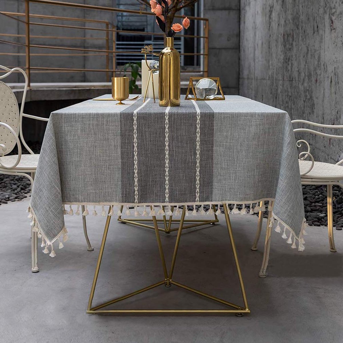 La'Moussawi ® Tafelkleed met Elegante Strepen en Kwastjes voor Diverse Tafels in Stijlvolle Grijstinten