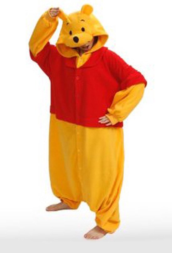 Une personne porte une combinaison Winnie l'Ourson jaune et rouge, une main sur la tête.