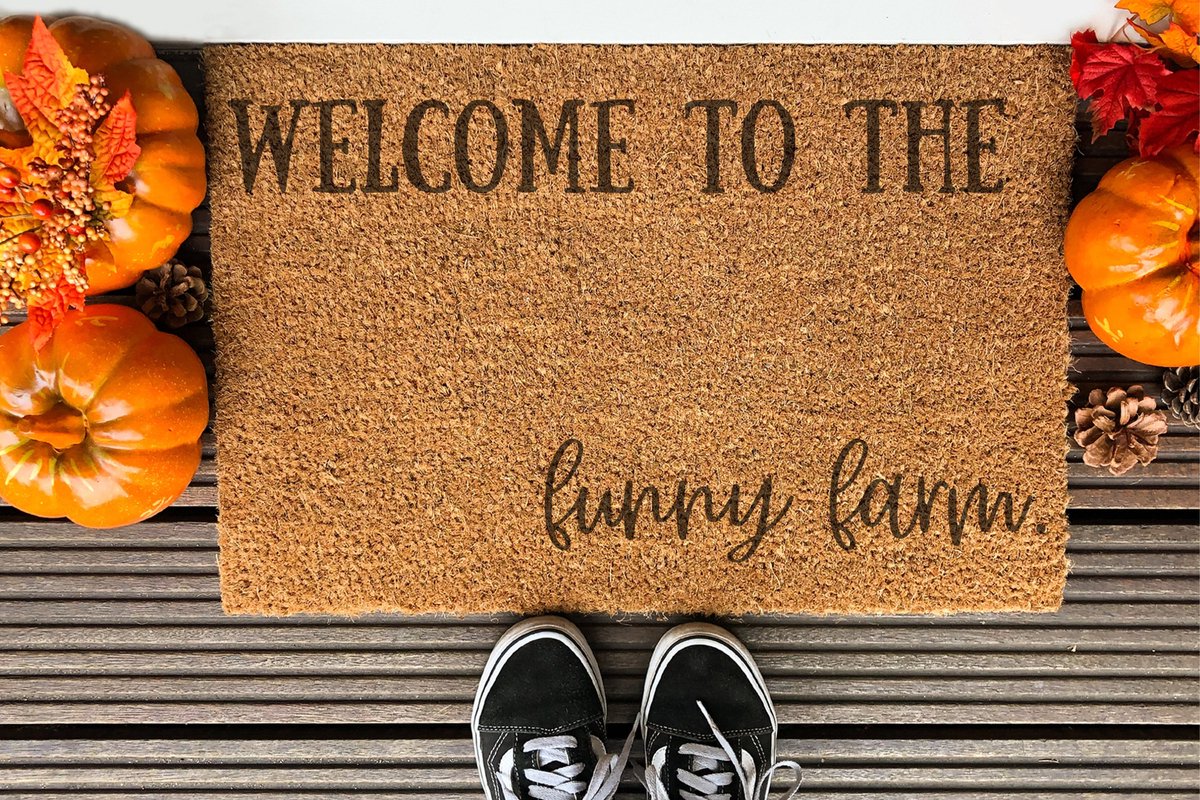 Laser Point Welcome To The Funny Farm | 90x60 cm | Nieuwe huis cadeau | Ingangsmat | Deurmat met stijl | Verhuizing cadeau | Praktisch & trendy | Perfect voor binnenkomst | Cadeau voor nieuwe woning bruin | zwart (gravering 90x60)